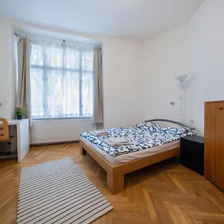 Urban Jungle In Apartament Budapesta