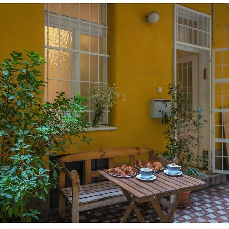 Urban Jungle In Apartament Budapesta